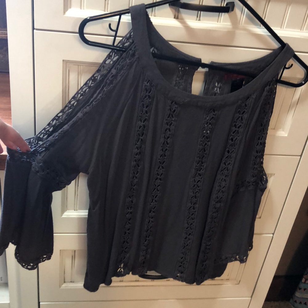 BKE Open shoulder/arm top